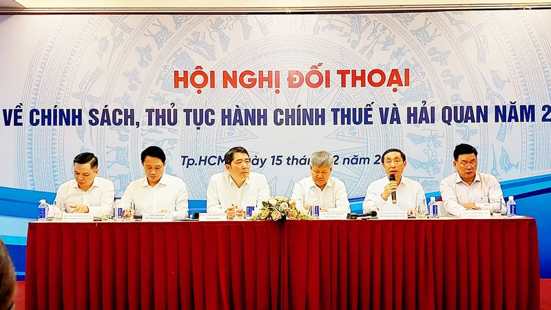 Đối thoại về thuế, hải quan, doanh nghiệp tới chật kín hội trường