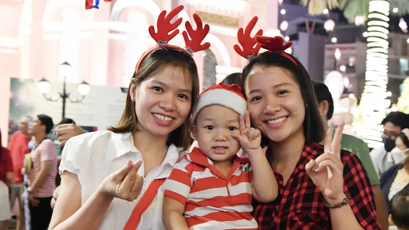 TPHCM: Không khí Giáng sinh rộn ràng khắp các nẻo đường