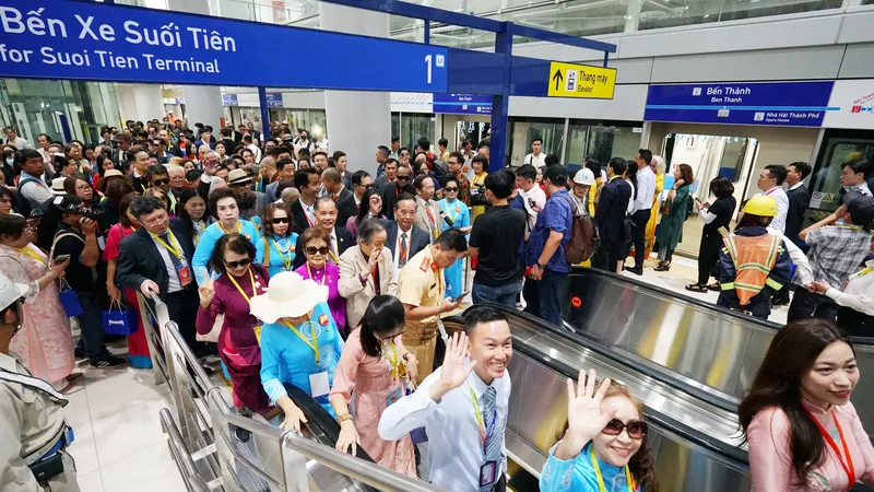 Hơn 100 kiều bào tham quan, trải nghiệm tuyến Metro số 1 Bến Thành - Suối Tiên