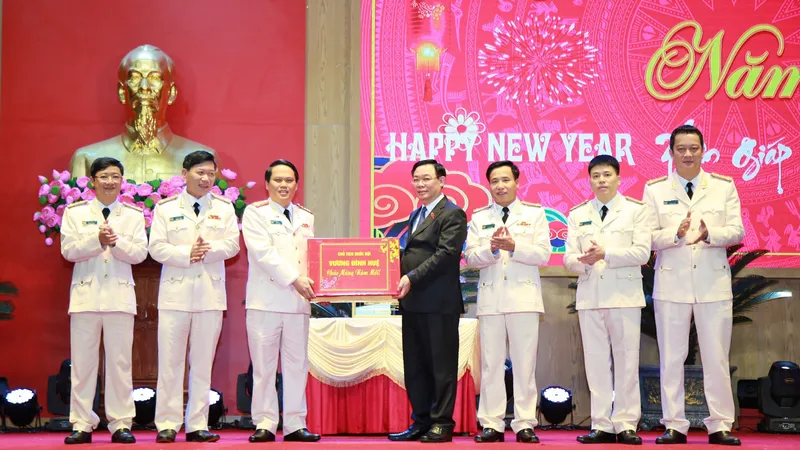 Chủ tịch Quốc hội Vương Đình Huệ thăm, chúc tết Công an tỉnh Nghệ An 