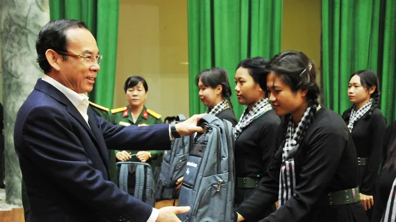 Bí thư Nguyễn Văn Nên thăm, động viên nữ du kích miền Nam tham gia diễu binh kỷ niệm Chiến thắng Điện Biên Phủ