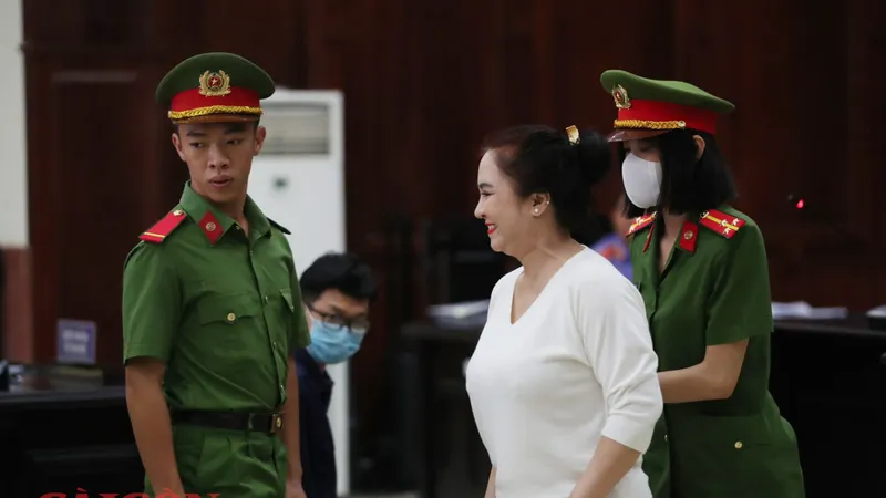 Bà Nguyễn Phương Hằng tại tòa sáng 4-4