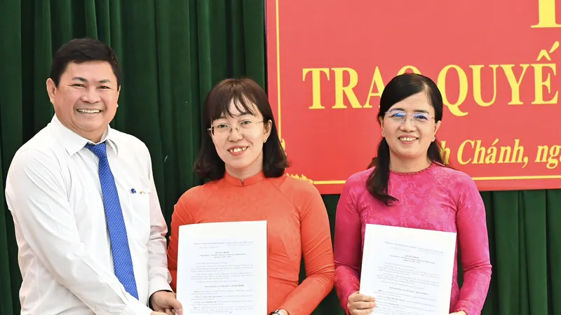 Phó Trưởng ban Thường trực Ban Tổ chức Thành ủy TPHCM Huỳnh Cách Mạng trao quyết định cho đồng chí Lê Thái Họa Mi. Ảnh: VIỆT DŨNG