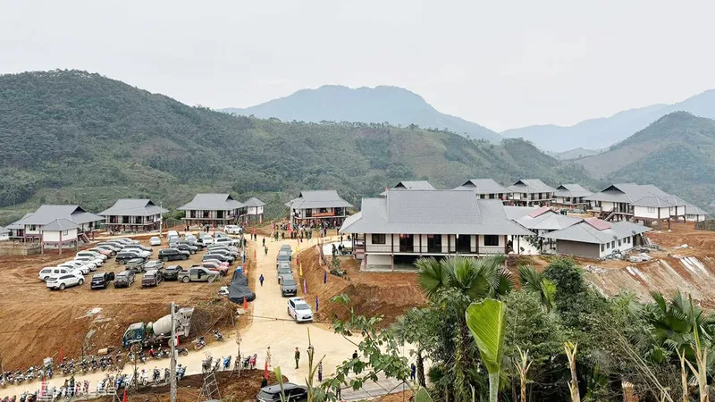 40 ngôi nhà tái định cư ở Làng Nủ đã hoàn thành, trong đó 33 ngôi nhà đã bàn giao cho các hộ dân mất nhà do lũ quét, nhưng có 3 hộ xin nhường lại nhà
