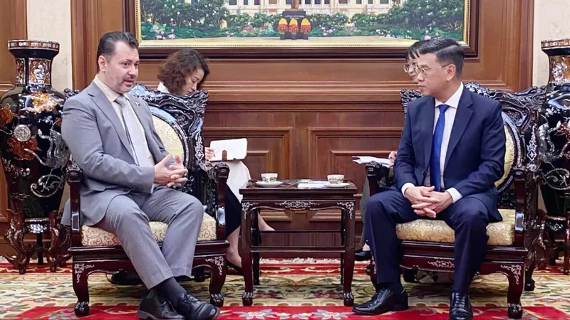 Phó Chủ tịch UBND TPHCM Nguyễn Văn Dũng tiếp ông Kohdayar Marri - tân Đại sứ Pakistan tại Việt Nam đến thăm và làm việc tại TPHCM. Ảnh : XUÂN HẠNH 