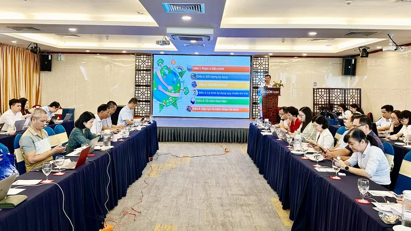 Buổi họp tham vấn dự thảo quy chuẩn kỹ thuật quốc gia về khí thải ô tô, xe mô tô, xe gắn máy và lộ trình áp dụng. Ảnh: THANH HIỀN