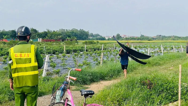 Lực lượng chức năng kiểm tra thực địa tại khu vực thôn Bắc Giã (xã Phù Lỗ, huyện Sóc Sơn, TP Hà Nội).