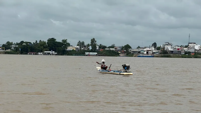 Mực nước trên thượng nguồn sông Tiền khu vực huyện biên giới Hồng Ngự, đỏ đục phù sa, người dân háo hức đón chờ mùa nước nổi. Ảnh: VB