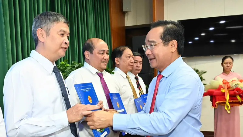 Đồng chí Nguyễn Văn Được trao quyết định đến các cá nhân. Ảnh: VIỆT DŨNG