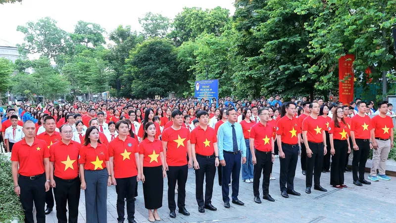 Các đại biểu, thanh niên và đoàn viên thực hiện nghi lễ chào cờ, sáng 16-8. Ảnh: TTXVN