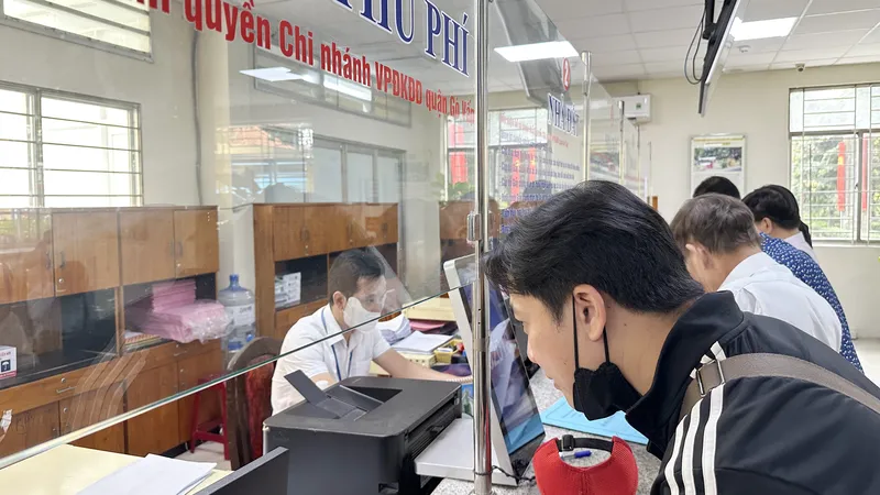 Người dân đến thực hiện thủ tục hành chính liên quan đến đất, căn hộ tại phường Gò Vấp, TPHCM. Ảnh: THANH HIỀN