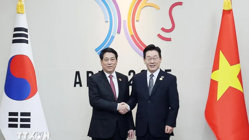 Chủ tịch nước Lương Cường hội đàm với Tổng thống Hàn Quốc Lee Jae Myung. Ảnh: TTXVN