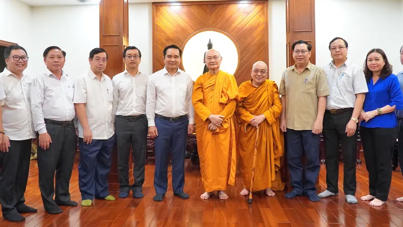 Lãnh đạo TPHCM chúc mừng Đại lễ Phật đản đến các hòa thượng và tăng ni, phật tử