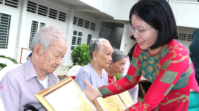 Trao giấy mừng thọ đến người cao tuổi phường Phú Nhuận