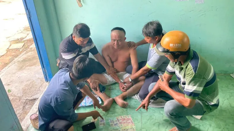 Dương Công Nhạc bị lực lượng công an bắt giữ khi đang lẩn trốn tại Đồng Tháp. Ảnh: CA