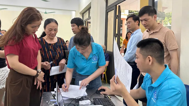Tư vấn, giải quyết chính sách BHXH, BHYT đến người dân