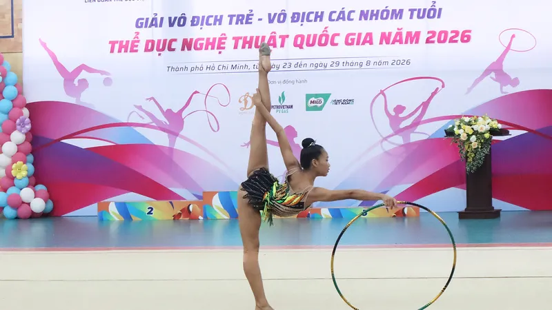 Bài thi cá nhân vô địch trẻ với vòng (Ảnh: THANH TÙNG) 