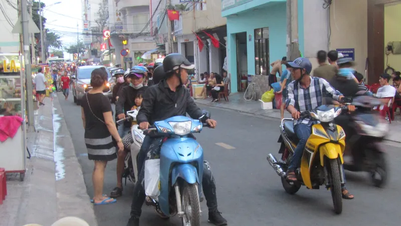 Du khách loay hoay tìm phòng trọ tại Vũng Tàu trong chiều 29-4
