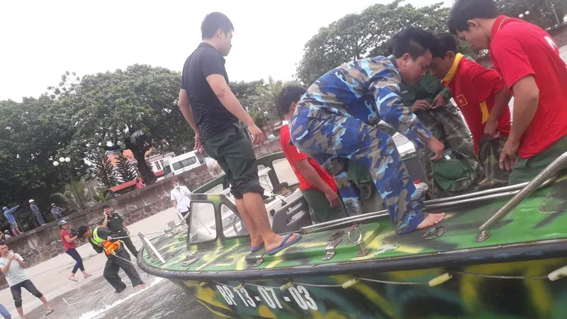 Tàu cá bị sóng đánh chìm trên vùng biển Côn Đảo, 2 thuyền viên mất tích