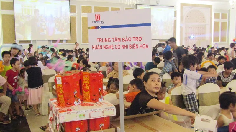  Tổng Công ty Tín Nghĩa trao quà cho các em thiếu nhi mồ côi, khuyết tật