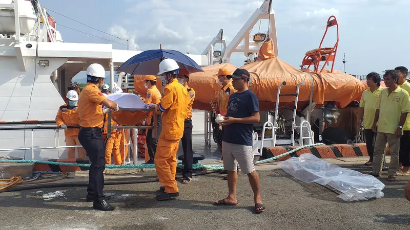 Đưa thi thể thuyền viên tàu cá BĐ 94005 TS vào bờ để bàn giao cho gia đình