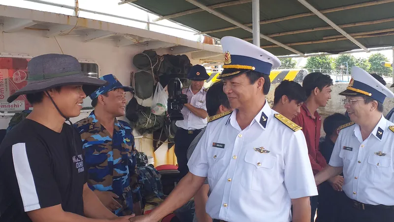 Hải đoàn 129 thăm hỏi, động viên ngư dân tàu BĐ 99137TS gặp nạn