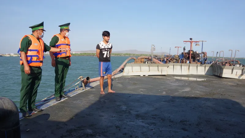 Lực lượng biên phòng bắt giữ tàu cở cát mặn không rõ nguồn gốc