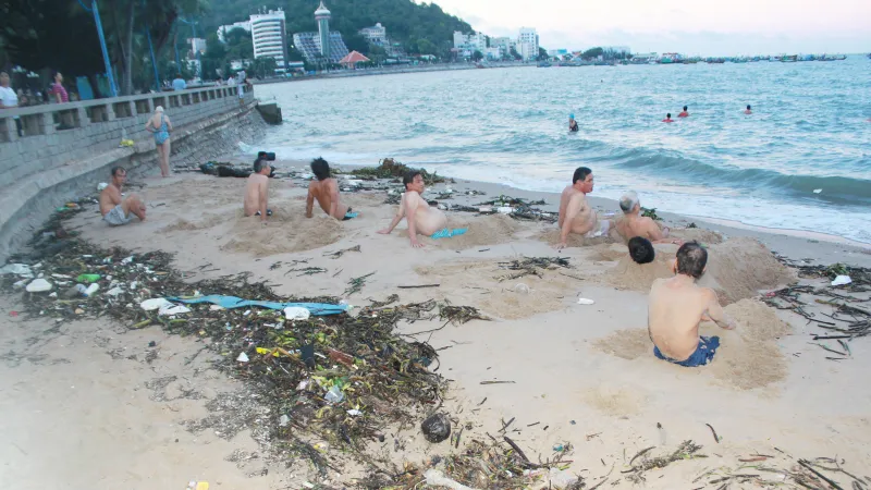 Rác đại dương tiếp tục “tấn công” bờ biển Vũng Tàu