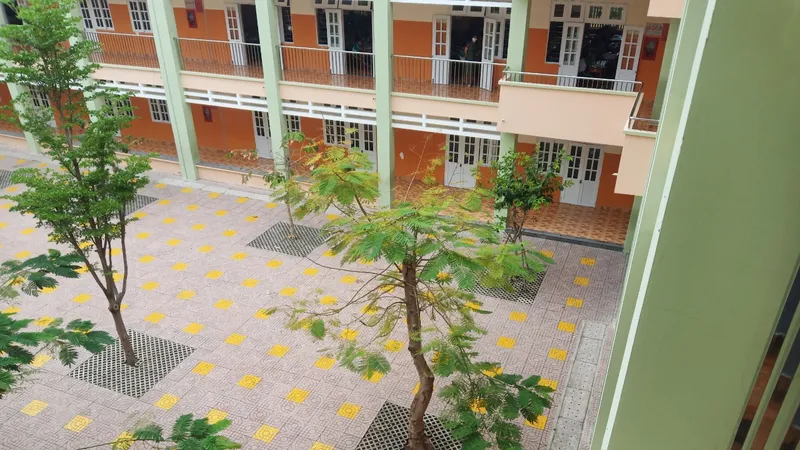 Trường học nơi xảy ra vụ nữ sinh lớp 7 nhảy lầu