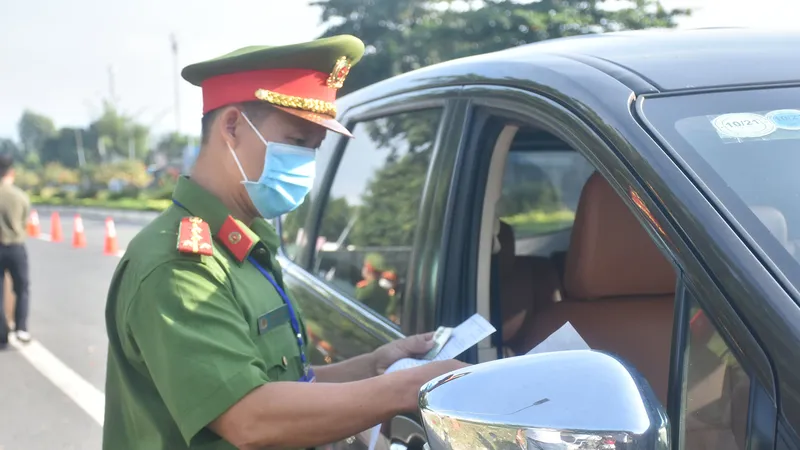 Lực lượng công an tỉnh Bà Rịa - Vũng Tàu kiểm tra giấy đi lại của người dân tại đường vào TP Vũng Tàu