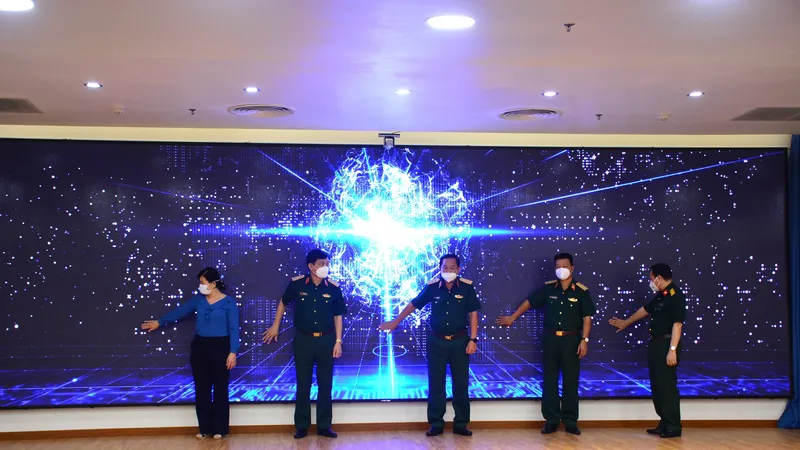 Các đại biểu làm nghi thức khai trương Tổng đài đa kênh 