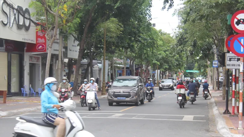 Vũng Tàu: Người dân tấp nập ra đường sau hơn 2 tháng ở nhà phòng dịch