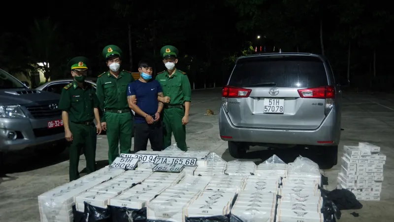 Bắt quả tang vụ vận chuyển 12.500 bao thuốc lá lậu
