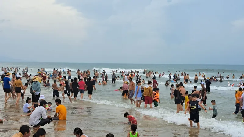 Du khách chen chân tắm biển Vũng Tàu