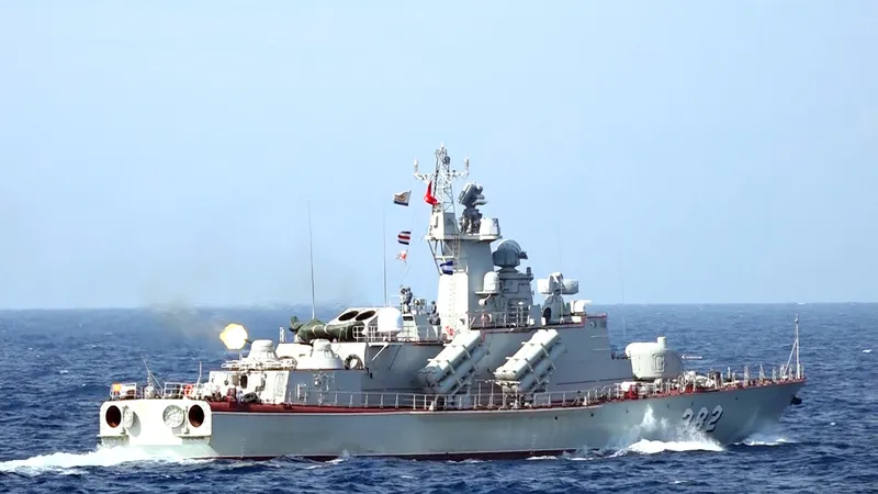 Tàu 382 bắn đạn thật trên biển