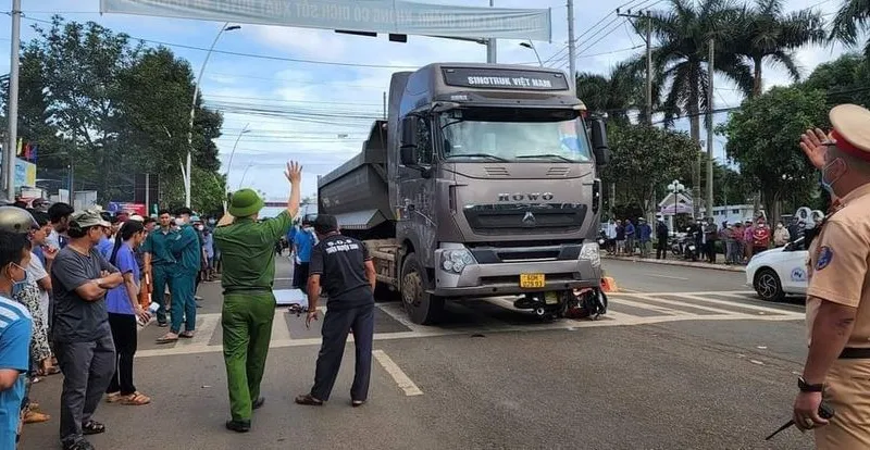 Tai nạn thương tâm, 2 ông cháu tử vong trên đường đến trường