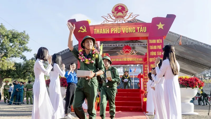 Thanh niên TP Vũng Tàu hăng hái lên đường nhập ngũ. Ảnh: NÔNG NGÂN