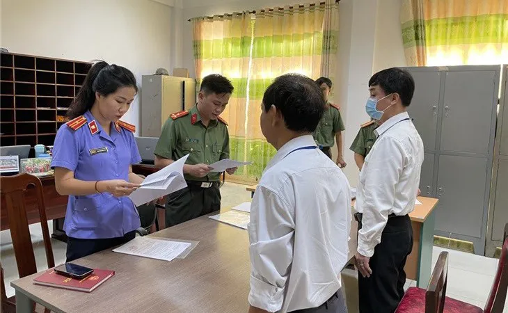 Cơ quan điều tra đọc lệnh khởi tố, bắt tạm giam các bị can