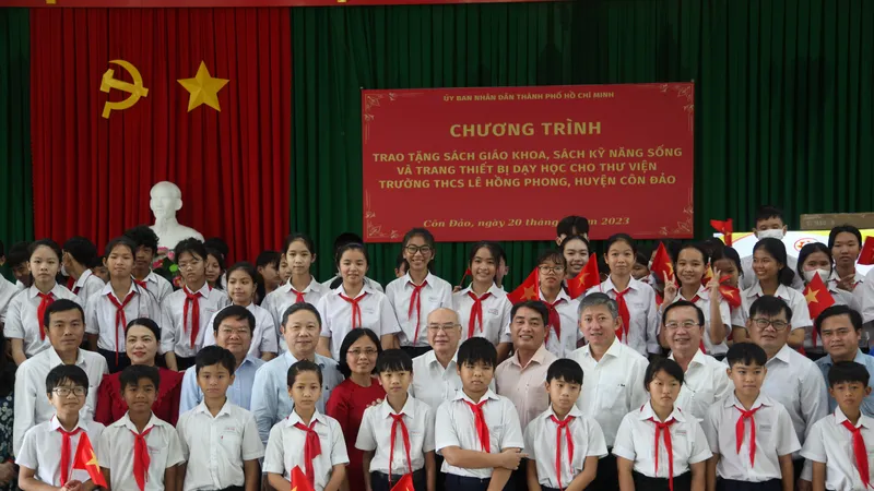 TPHCM tặng quà Trường THCS Lê Hồng Phong và người có công ở Côn Đảo