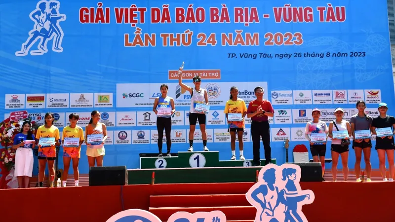 Ban Tổ chức trao giải cho vận động viên có thành tích xuất sắc