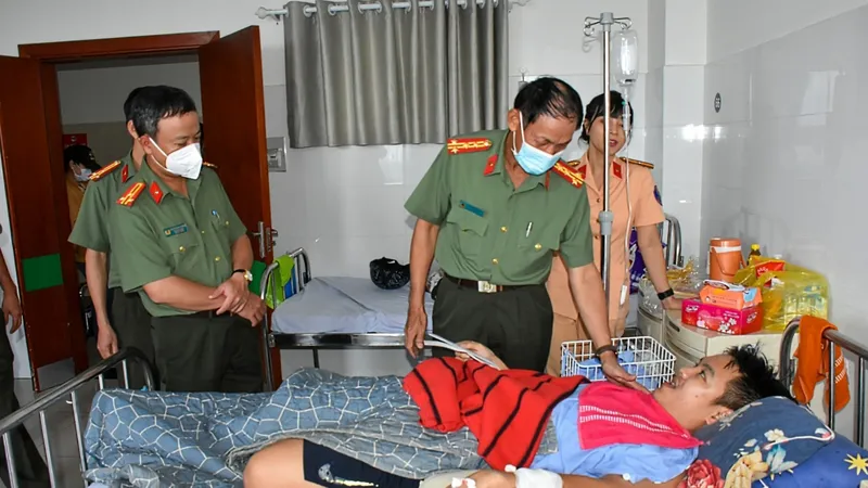 Lãnh đạo Công an tỉnh Bà Rịa - Vũng Tàu thăm hỏi Trung úy Đỗ Hồng Ngọc