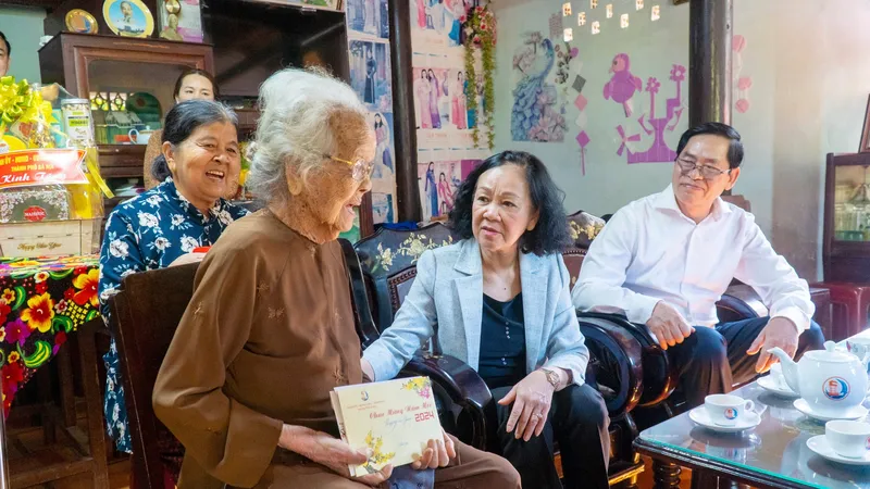 Đồng chí Trương Thị Mai đến thăm, tặng quà và chúc tết Mẹ Việt Nam Anh hùng Trần Thị Đường (xã Hòa Long, TP Bà Rịa)