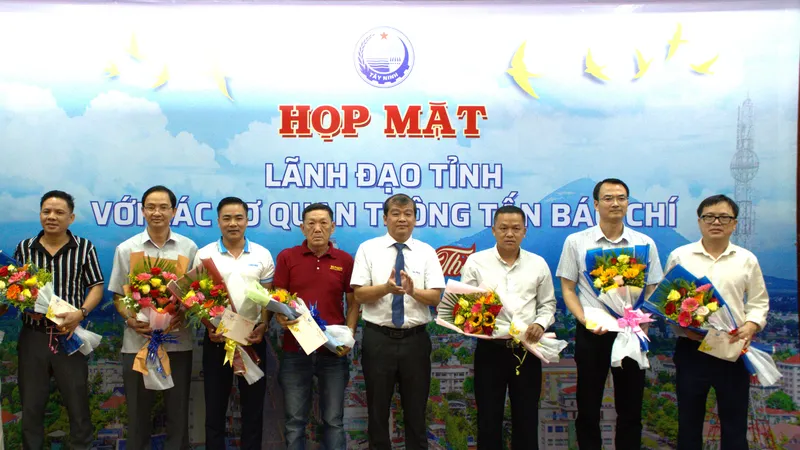 Lãnh đạo UBND tỉnh Tây Ninh trao tặng hoa cảm ơn các cơ quan báo chí nhân dịp đón Xuân Giáp Thìn 2024