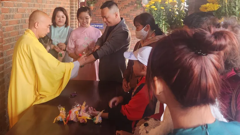 Sư trụ trì chùa Kỳ Viên viết chữ lên tay cho khách đến viếng chùa