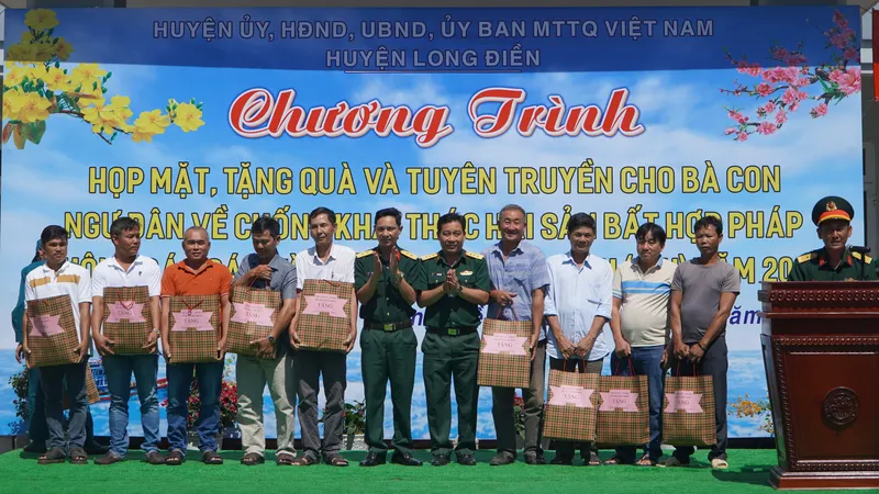 Tặng quà động viên ngư dân huyện Long Điền trước dịp ra khơi đánh bắt chuyến đầu năm