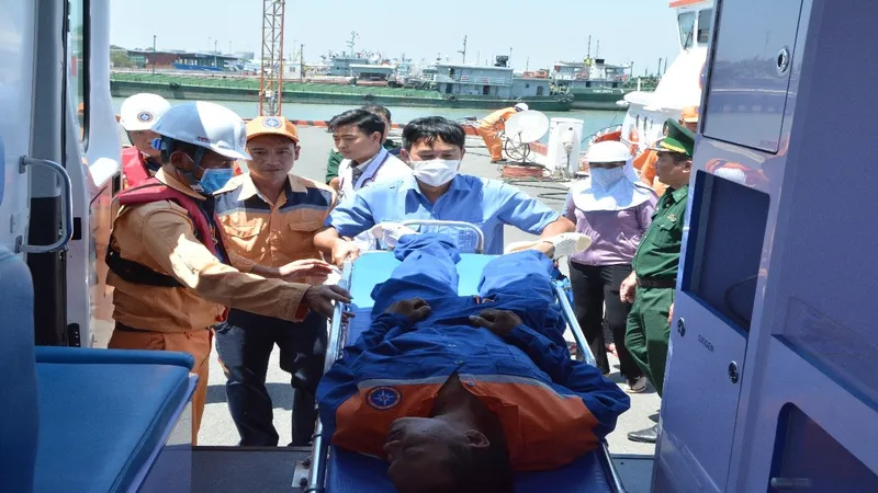 Chuyển ngư dân phát bệnh trên vùng biển Trường Sa về bờ cấp cứu