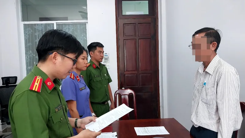 Cơ quan CSĐT Công an tỉnh Bà Rịa - Vũng Tàu tống đạt quyết định khởi tố bị can Trần Mạnh Hải