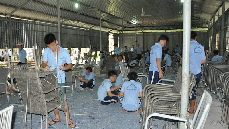 Những học viên từng cai nghiện ma túy ở cơ sở tập trung của Bà Rịa - Vũng Tàu trong giờ làm việc