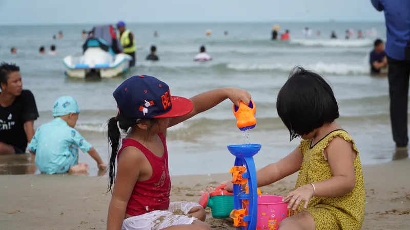 Trẻ em vui chơi trên bãi biển ở Vũng Tàu