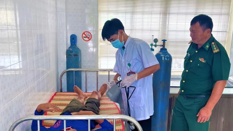 Chăm sóc y tế cho ngư dân trôi dạt trên vùng biển Côn Đảo